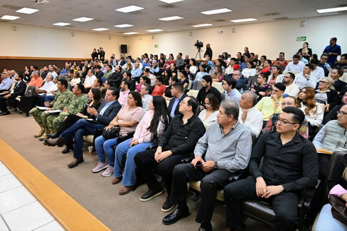 AlfonsoDurazo's tweet photo. Llevamos a cabo el primer foro para el rediseño del Sistema Estatal de Protección Civil. 

Estos espacios de diálogo son fundamentales para construir, junto a la sociedad civil y expertos, un nuevo modelo basado en la Gestión Integral de Riesgos.

Escuchar a todas las voces es la clave para transformar y modernizar nuestras instituciones para que estén siempre al servicio de las y los sonorenses. 

#TierraDeOportunidades