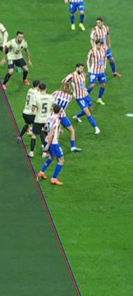 MarcCodina's tweet photo. @FCBarcelona_cat porque cogen el pie del jugador del atletico si el de Lewi, que toca el balon, esta mas cerca de la porteria @2010MisterChip  #CopaDelRey #var #verguenza https://t.co/yRlxxLgx0j
