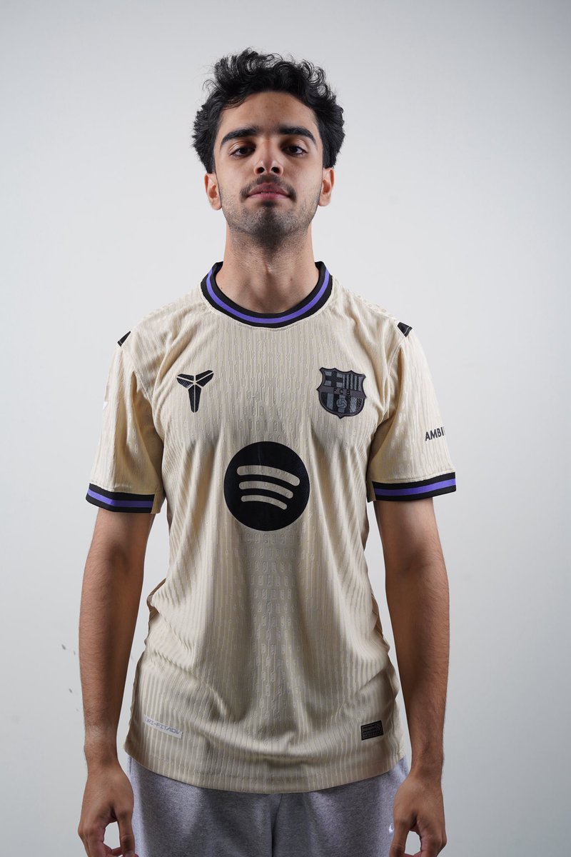 GoalGalaxyStore's tweet photo. لا تفوتكم الخامة الفخمة للتيشيرتين ⚽️ 

اطلب الآن ب٦٩ ريال فقط وتوصيل لباب بيتك 🛒

#اتلتيكو_برشلونه #كأس_الملك https://t.co/gVjvnQgfMg