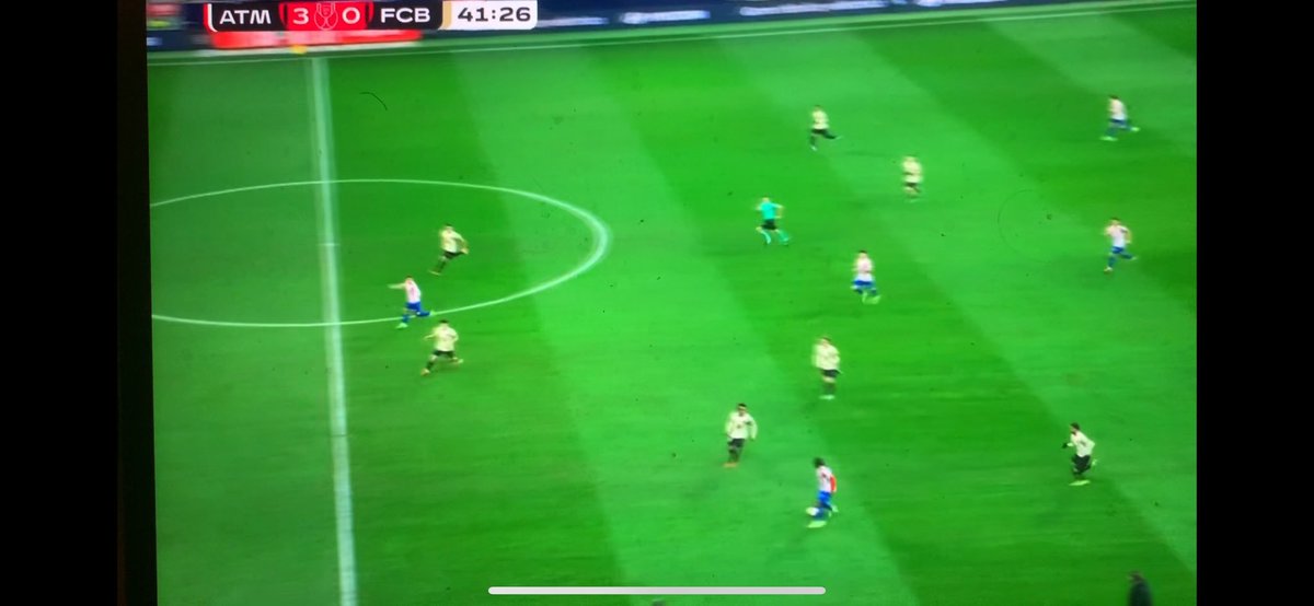 La défense du Barça qui joue le hors-jeu, dans le camp adverse...😭😭

(<a href="/Premieretouche/">Victor Lefaucheux</a>)