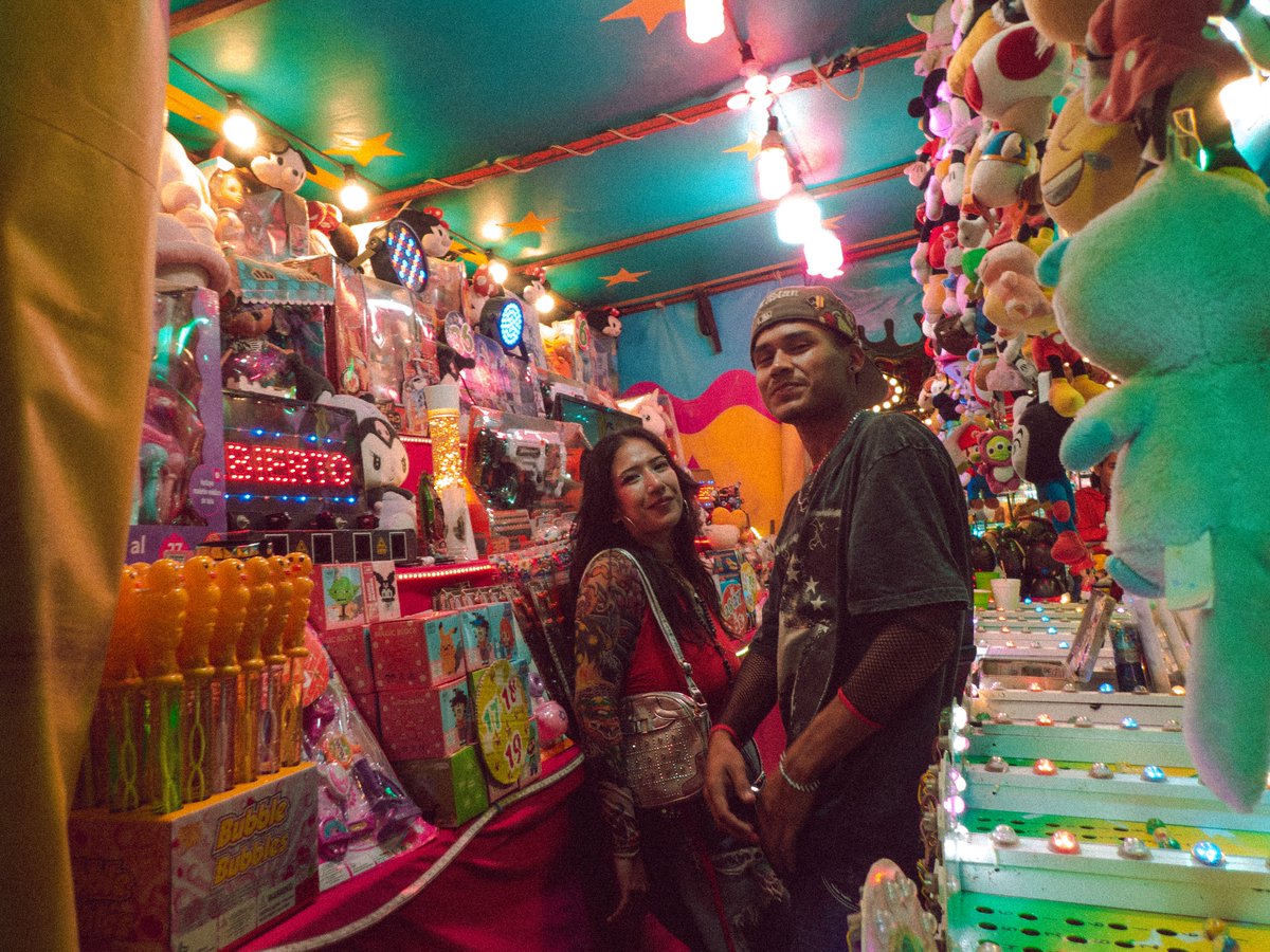 besos de piquito en la feria ( c//”-}{-*\x)