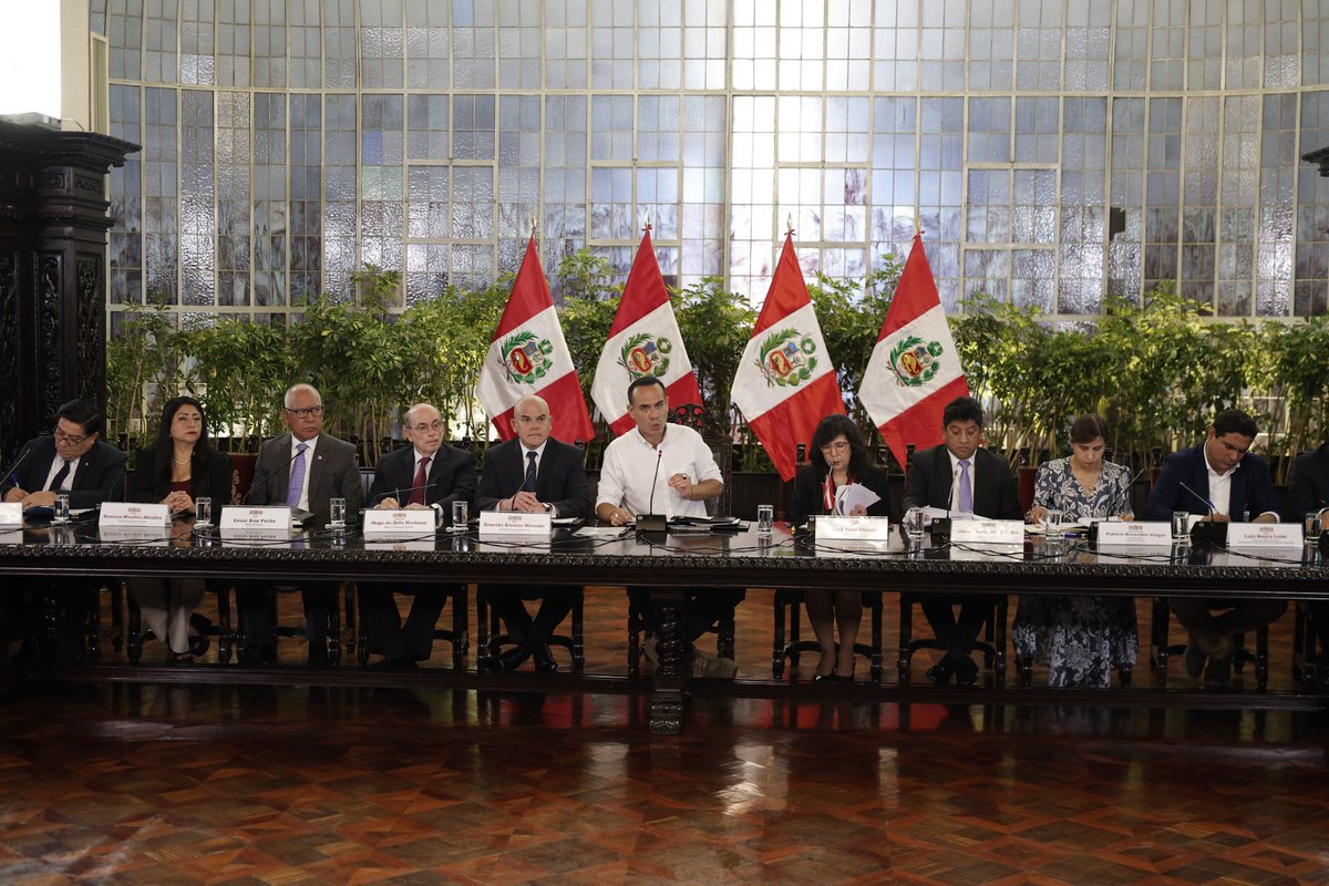 viviendaperu's tweet photo. ✅ ¡Firmes por la seguridad ciudadana!
📌 El presidente de la República, José Jerí, lideró la primera sesión ordinaria del Consejo Nacional de Seguridad Ciudadana (#CONASEC) del 2026, donde presentó el Plan Nacional de Seguridad Ciudadana.
📌 La reunión, realizada en Palacio de Gobierno, contó con la participación del ministro de Vivienda, Wilder Sifuentes Quilcate, junto a ministros de Estado y altas autoridades del país. Con esta acción, el Gobierno reafirma su compromiso de fortalecer las estrategias y políticas públicas orientadas a proteger a las familias en todo el país. 🇵🇪
@presidenciaperu