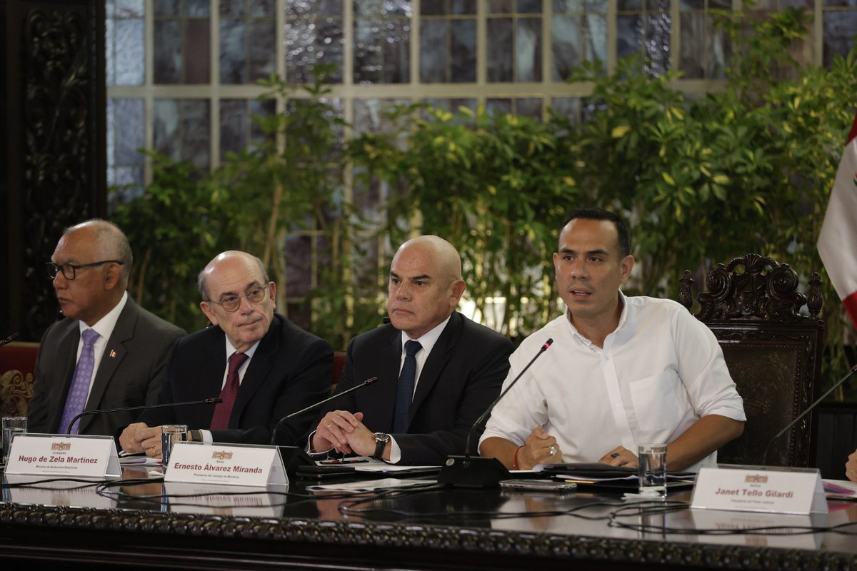 viviendaperu's tweet photo. ✅ ¡Firmes por la seguridad ciudadana!
📌 El presidente de la República, José Jerí, lideró la primera sesión ordinaria del Consejo Nacional de Seguridad Ciudadana (#CONASEC) del 2026, donde presentó el Plan Nacional de Seguridad Ciudadana.
📌 La reunión, realizada en Palacio de Gobierno, contó con la participación del ministro de Vivienda, Wilder Sifuentes Quilcate, junto a ministros de Estado y altas autoridades del país. Con esta acción, el Gobierno reafirma su compromiso de fortalecer las estrategias y políticas públicas orientadas a proteger a las familias en todo el país. 🇵🇪
@presidenciaperu