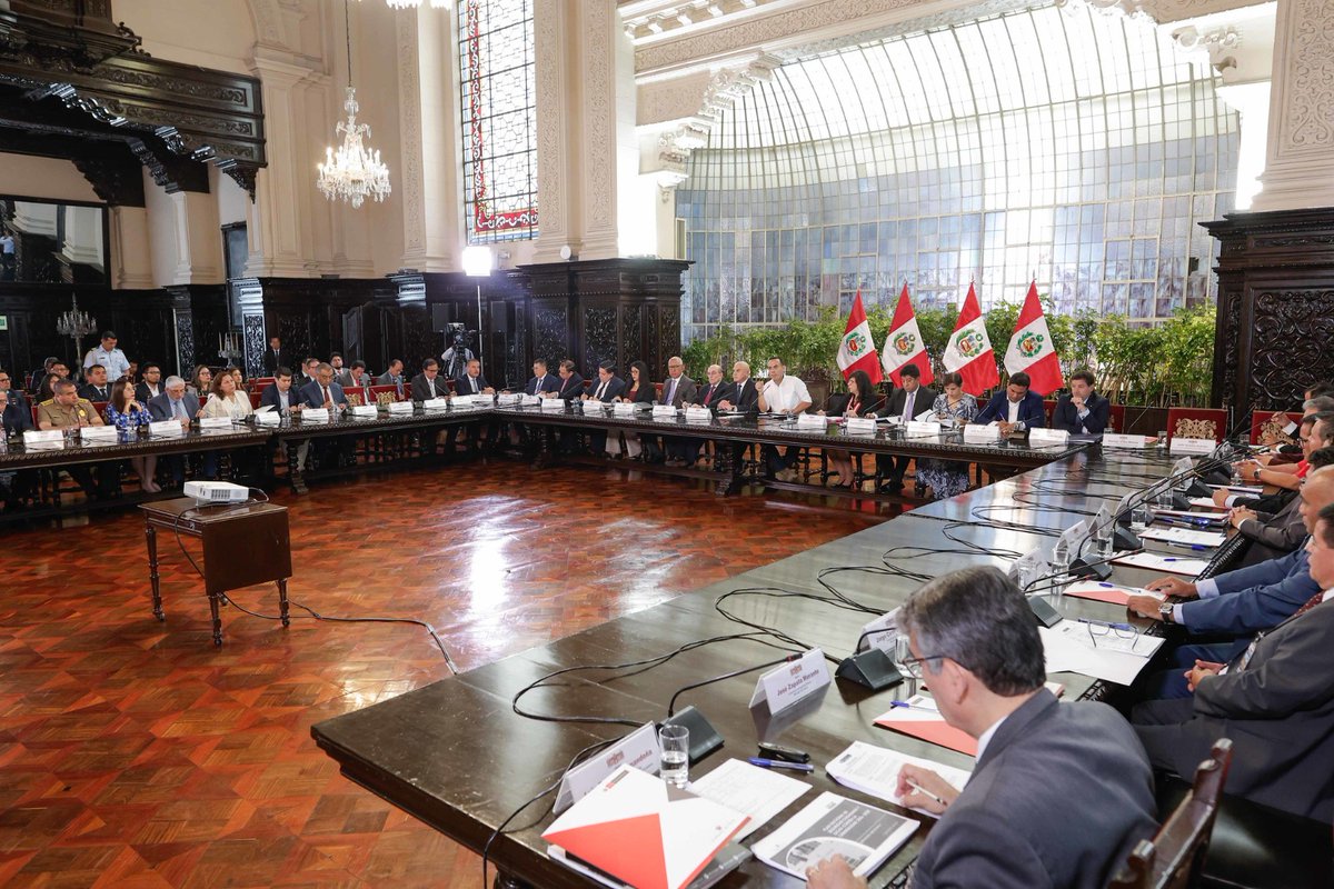 viviendaperu's tweet photo. ✅ ¡Firmes por la seguridad ciudadana!
📌 El presidente de la República, José Jerí, lideró la primera sesión ordinaria del Consejo Nacional de Seguridad Ciudadana (#CONASEC) del 2026, donde presentó el Plan Nacional de Seguridad Ciudadana.
📌 La reunión, realizada en Palacio de Gobierno, contó con la participación del ministro de Vivienda, Wilder Sifuentes Quilcate, junto a ministros de Estado y altas autoridades del país. Con esta acción, el Gobierno reafirma su compromiso de fortalecer las estrategias y políticas públicas orientadas a proteger a las familias en todo el país. 🇵🇪
@presidenciaperu