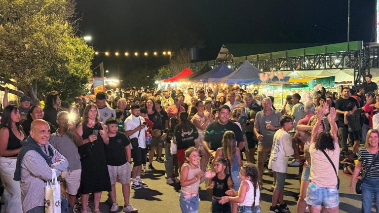 turismocba's tweet photo. ¡Agendalo! #FindeCarnaval
Fiestas populares, carnavales y eventos destacados: Córdoba despliega su agenda para el XXL. 👏
Más información > https://t.co/rmjRH73JgR
𝗖𝗢́𝗥𝗗𝗢𝗕𝗔 ♾ 𝗗𝗜𝗦𝗙𝗥𝗨𝗧𝗔́ 𝗠𝗔́𝗦 𝗙𝗔́𝗖𝗜𝗟 https://t.co/EPAjah6dUg