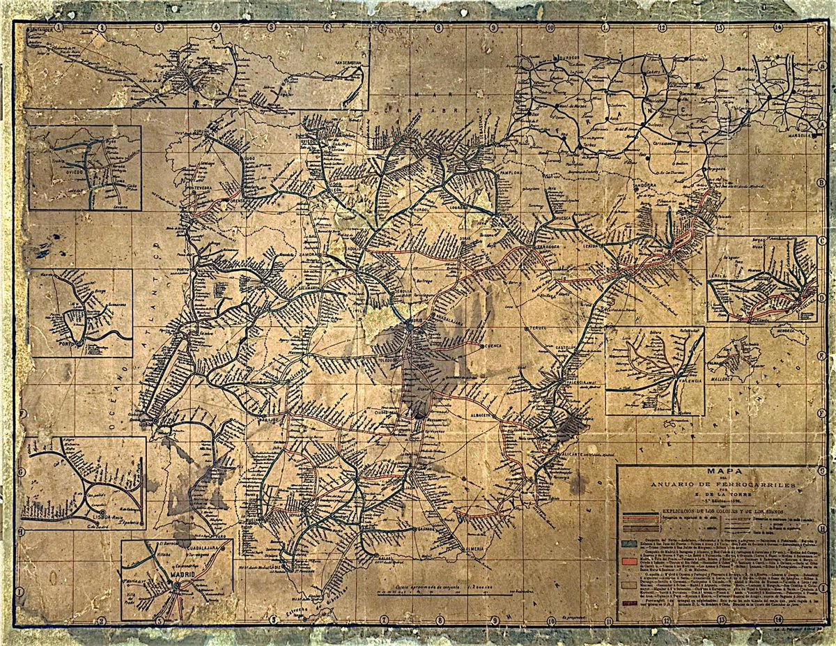 Giuliano Camilleri, de la empresa ArtPapel, hace entrega del mapa de líneas ferroviarias de 1899 y del plano de vías y enclavamientos de la estación de Los Corrales de Buelna, restaurados por su empresa, como colaboración altruista con el Museo Cántabro del Ferrocarril.