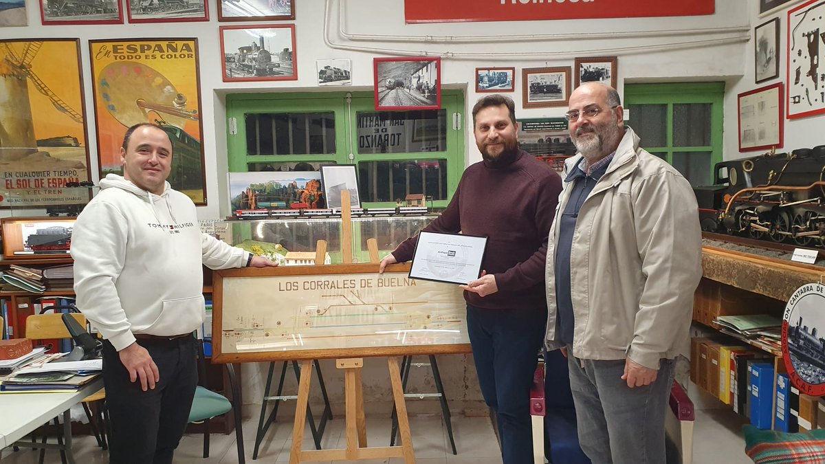 ACAFCantabria's tweet photo. Giuliano Camilleri, de la empresa ArtPapel, hace entrega del mapa de líneas ferroviarias de 1899 y del plano de vías y enclavamientos de la estación de Los Corrales de Buelna, restaurados por su empresa, como colaboración altruista con el Museo Cántabro del Ferrocarril. https://t.co/PCR6rTCqwx