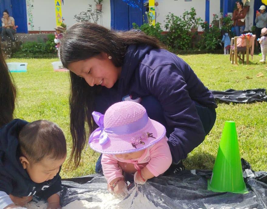 📍#Alausí | En la unidad Creciendo Con Nuestros Hijos “Los Lirios”, de la parroquia Sibambe, nuestras niñas, niños y sus familias rescataron las tradiciones del carnaval. 🎉

#MDHenTerritorio
#ElNuevoEcuadorCumple