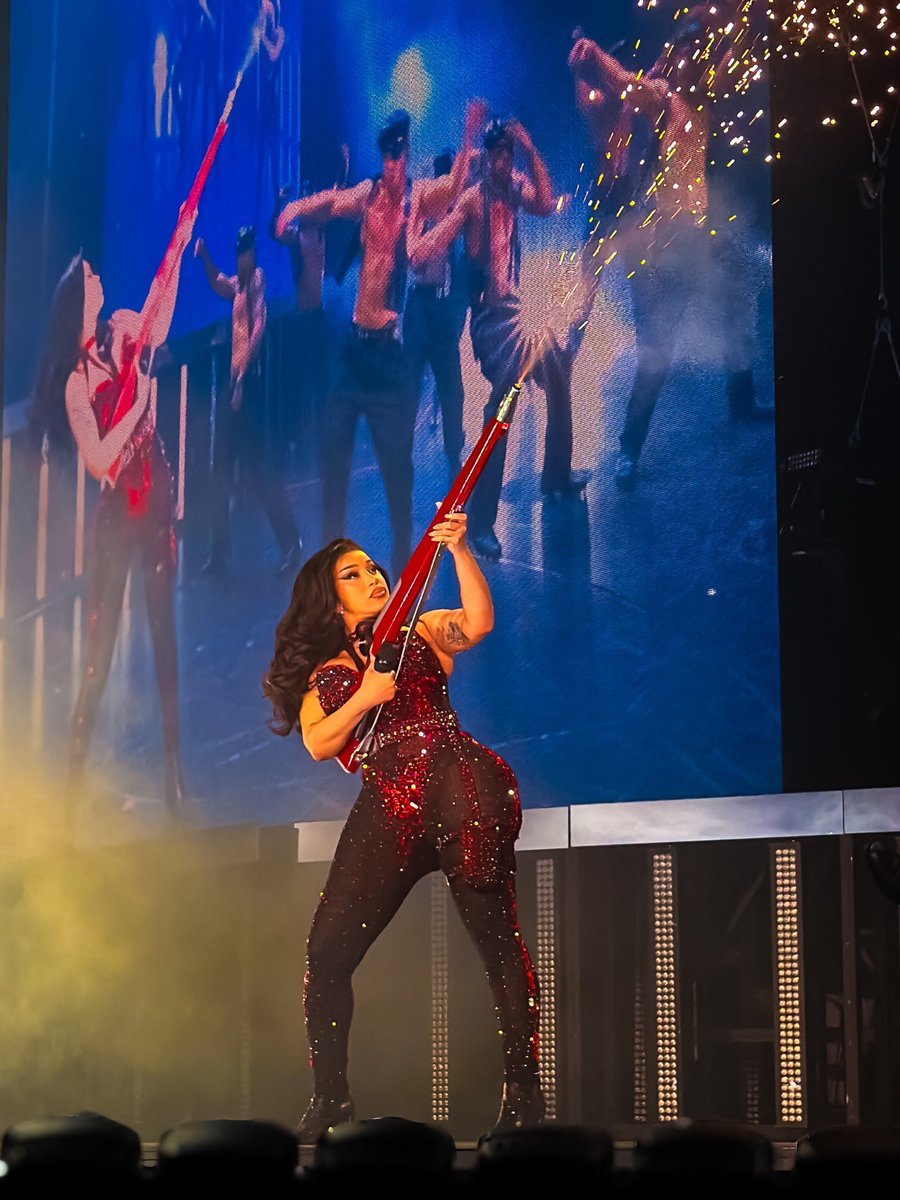 cardibnet's tweet photo. Cardi B has so much aura #LittleMissDramaTour https://t.co/CUnvTbNCsX