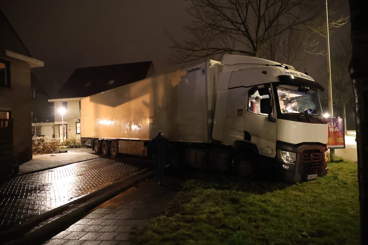 Buitenlandse vrachtwagenchauffeur rijdt zich vast in woonwijk Stiens