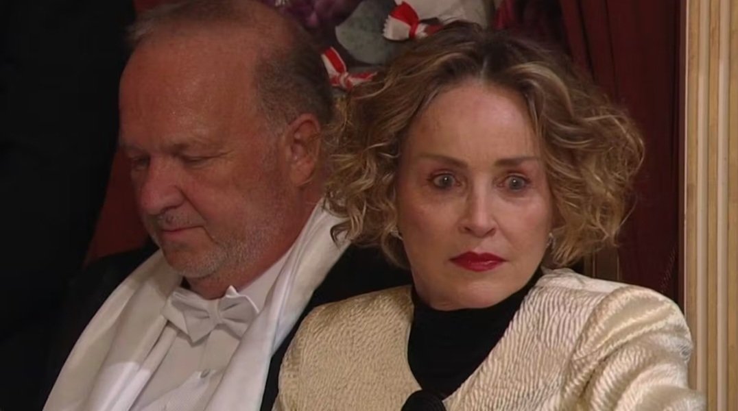 vide_cor_meum's tweet image. #Opernball  #SharonStone 
🍾🥂 hilft 🤭 Sie sitzt in der Loge ...  Der Blick 😱 🤣
