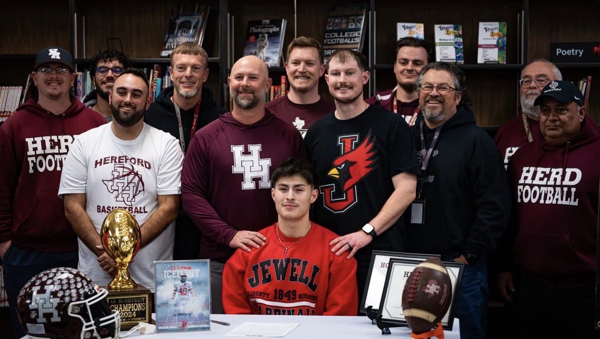 EliArredondo22's tweet photo. AGTG✝️ Blessed to be signing to William Jewell college 🔴⚪️ Turning Dreams into Reality🌌
 @JewellFootball 
@CoachAmbroson @CoachFaub @landonrwright @coachnaron @JaydenVenhaus @CoachWhiteDB1 @HISD_Sports @HerdSportsMed https://t.co/rnI805BnhD