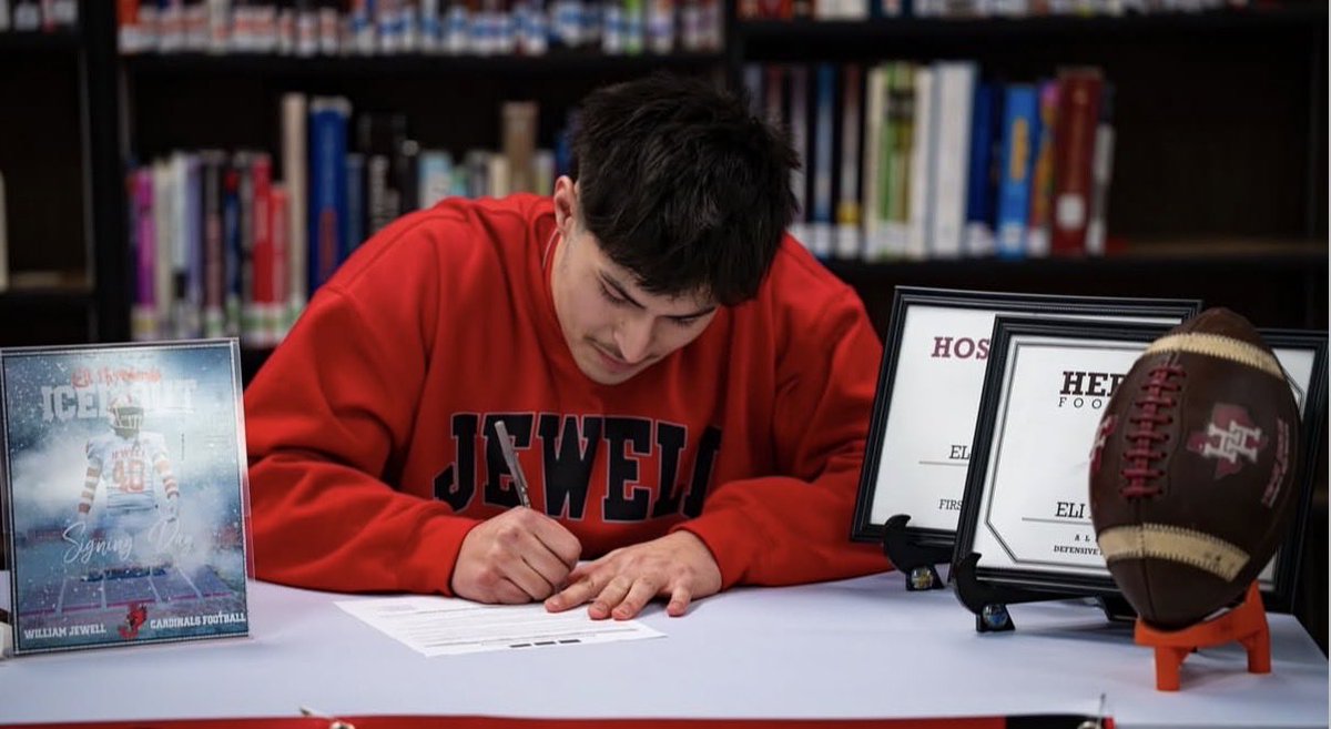 EliArredondo22's tweet photo. AGTG✝️ Blessed to be signing to William Jewell college 🔴⚪️ Turning Dreams into Reality🌌
 @JewellFootball 
@CoachAmbroson @CoachFaub @landonrwright @coachnaron @JaydenVenhaus @CoachWhiteDB1 @HISD_Sports @HerdSportsMed https://t.co/rnI805BnhD