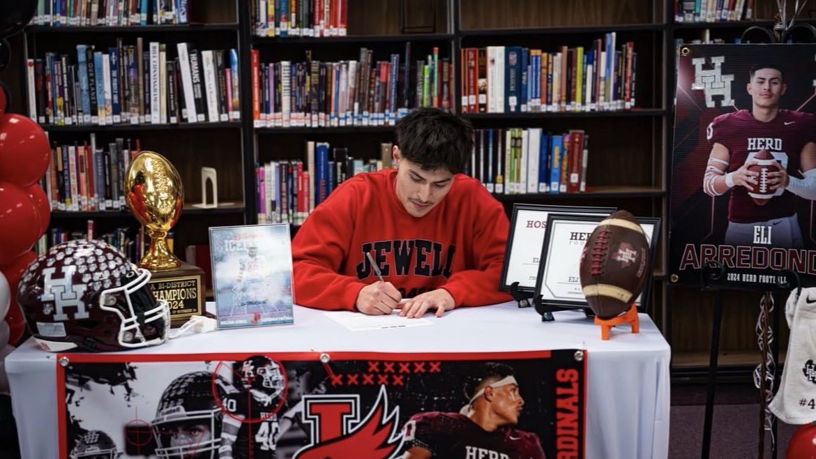 EliArredondo22's tweet photo. AGTG✝️ Blessed to be signing to William Jewell college 🔴⚪️ Turning Dreams into Reality🌌
 @JewellFootball 
@CoachAmbroson @CoachFaub @landonrwright @coachnaron @JaydenVenhaus @CoachWhiteDB1 @HISD_Sports @HerdSportsMed https://t.co/rnI805BnhD