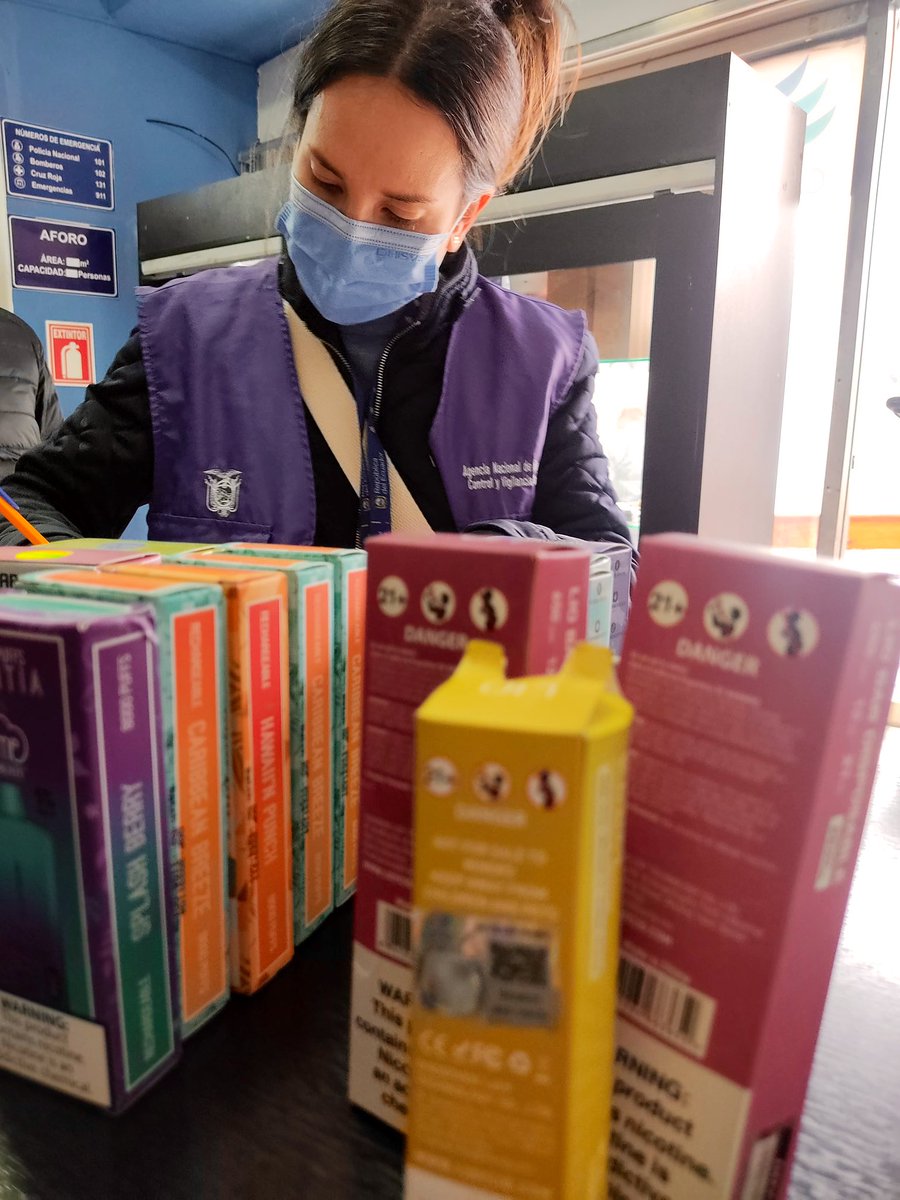 Arcsa_Ec's tweet photo. ¡Control firme contra 'vapes' irregulares! 🚫💨

Detectamos más de 240 cigarrillos electrónicos sin las advertencias sanitarias que deben portar obligatoriamente en sus empaques, durante un control en locales de #LaMariscal, en #Quito.

#ArcsaControla ✅
#ElNuevoEcuador 🇪🇨 https://t.co/BLpjVeSYaU