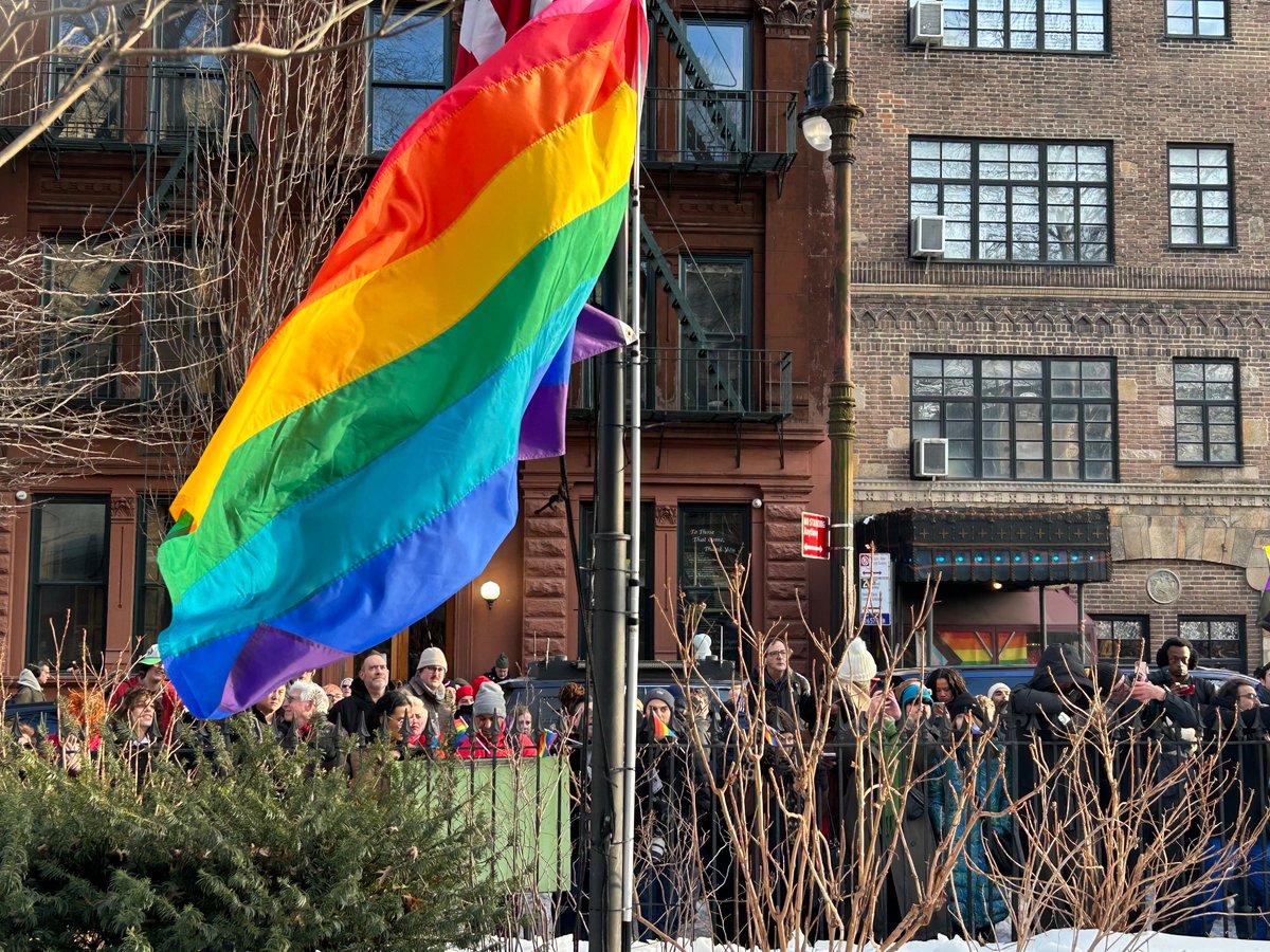 Uebey's tweet photo. Some chaos at the Stonewall National Monument, where elected officials put up a Pride flag that the Trump admin replaced with a USA flag.

Some activists were unhappy that the Pride flag was merely zip tied to the pole, and lobbed snowballs at @bradhoylman. https://t.co/ti0tCLlUii