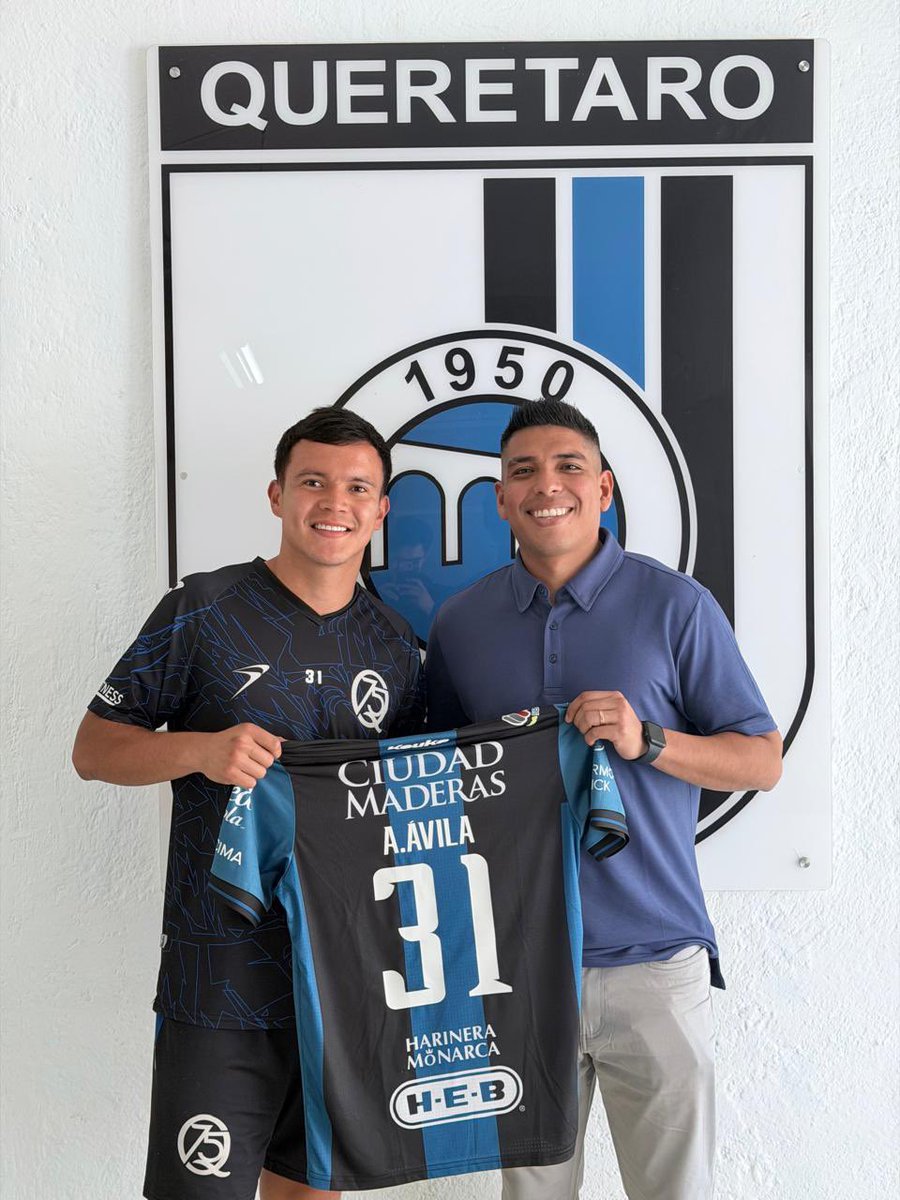 CLMerlo's tweet image. 🚨Se solucionó el conflicto que lo tenía sin jugar hace dos partidos y Ali Ávila firmó su nuevo contrato con Querétaro hasta junio de 2030. 
📸Junto a Iván De la Rosa, de EL C1EL0 Management. ⬇️
am.com.mx/superdeportivo…