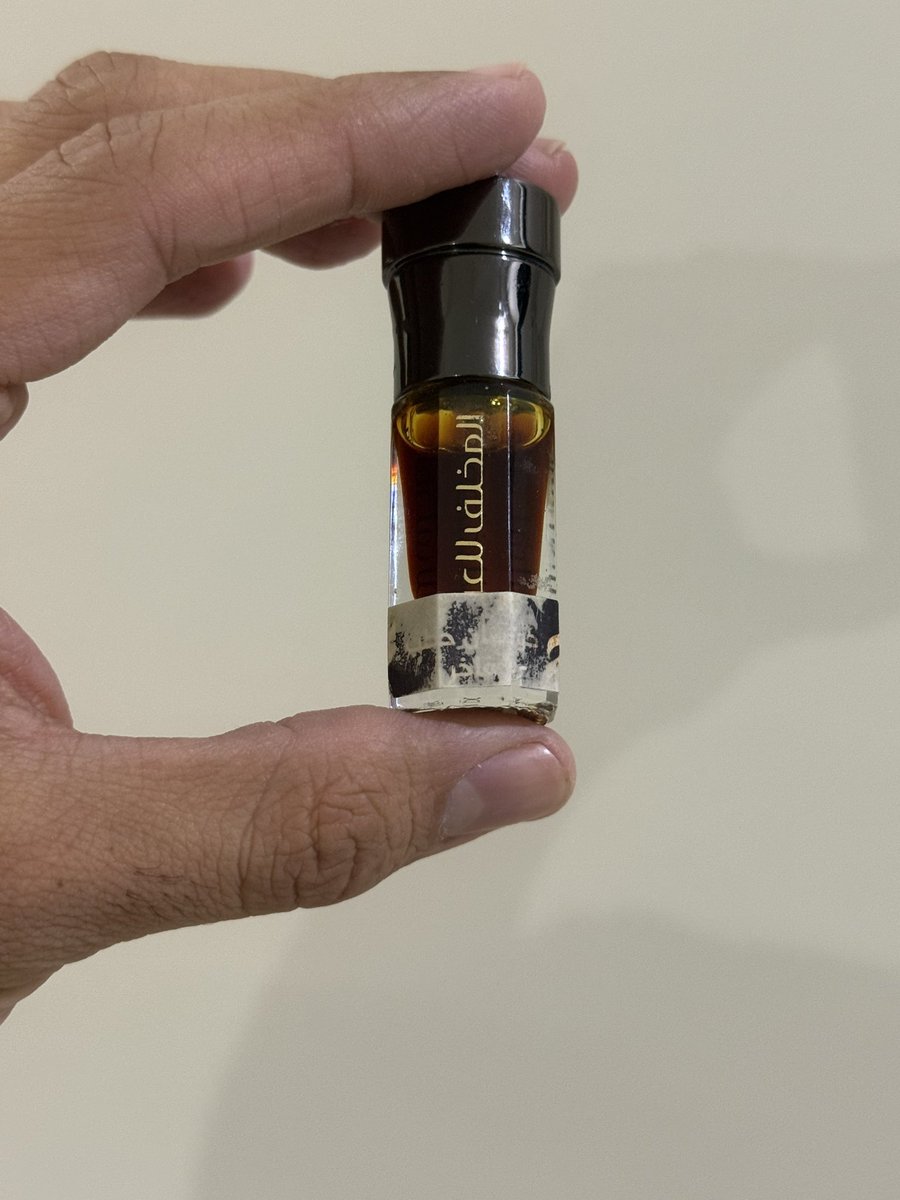 اكثر دهن مدحته واظل امدحه عند المخلف للعود هو الكوتشان . متحمس له جداً .