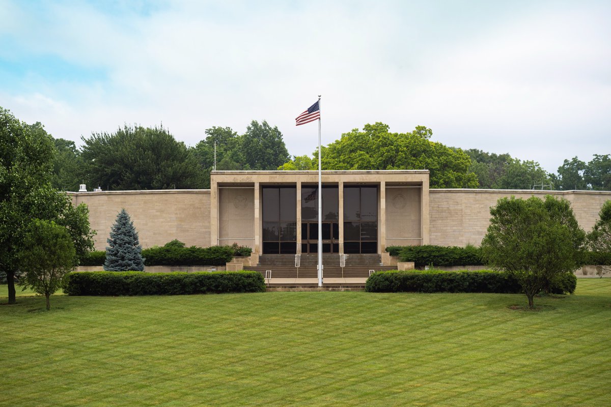 VisitMO's tweet photo. Get goosebumps from history? 😀 Are museums your happy place? ☺️ Celebrate Presidents Day at the Harry S. Truman Library &amp; Museum and learn about the legacy of the only Missouri-born president. 🏛️🫡🇺🇸

Plan your visit: https://t.co/CAX00uSOc5

— Mo #ThatsMyMO

📍 @TrumanLibrary https://t.co/TzWp6oPdje