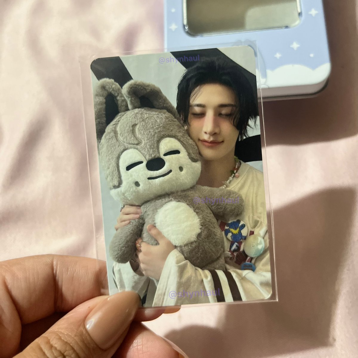 shynhaul's tweet photo. ˋ°•*⁀➷ mail arrived! 💌
「 #shynmails 」
from: @skzchancart
tincase is finally here and this is one of the cutest channie pcs ever aaahh !! thank you po sa pasalo hehe secured po dumating din and for the freebies also~ thank you so much ulit !! 💖
#mailfrompat https://t.co/tQZfCoC1Rk