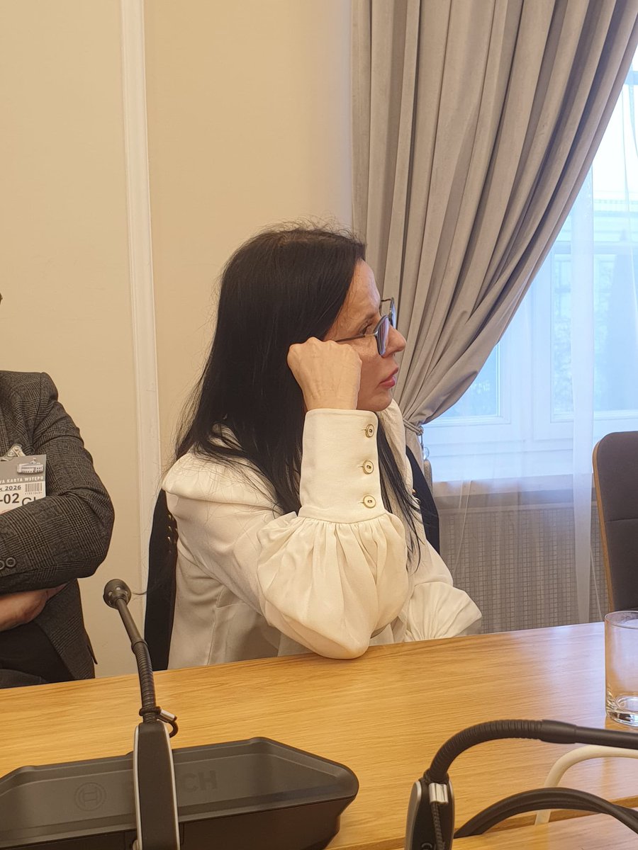 Dzisiejsze posiedzenie komisji ds zdrowia psychicznego DiM. 
Młode pokolenie polityków potrafi się porozumieć w ważnych sprawach! Dziękuję Pani poseł Monice Rosie i Annie Gembickiej za zaproszenie do dyskusji. Są Panie wspaniałe! 💐
<a href="/AnnaGembicka/">Anna Gembicka</a> 
<a href="/moanrosa/">Monika Rosa</a> 
<a href="/Napieralski_G/">Grzegorz Napieralski</a>