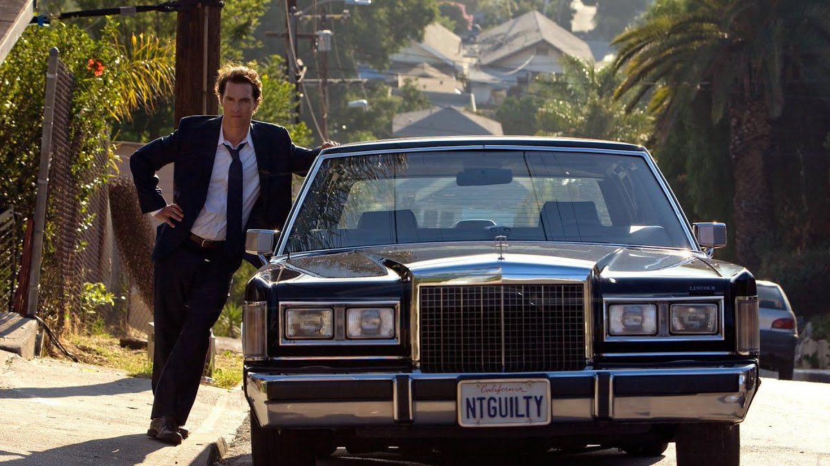 QuePeliVer_'s tweet image. Antes de la serie de Netflix, Matthew McConaughey nos dio la versión definitiva de Mick Haller en "El inocente" (Culpable o inocente). Un thriller legal con ritmo de asfalto y un guion que es una clase magistral de supervivencia judicial. ⚖️🚗 #LincolnLawyer #90sVibes #QuePeliVer