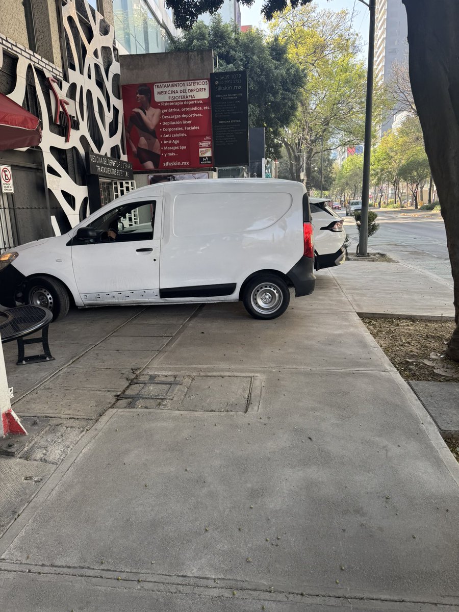 Javier_Hidalgo's tweet photo. Hoy me bajé del Metrobús y me dio gusto estrenar las nuevas banquetas con accesibilidad universal en Insurgentes, que son parte del proyecto que impulsa la Jefa de Gobierno @ClaraBrugadaM para garantizar el derecho a una ciudad incluyente 

Pero mi sorpresa fue que una camioneta Renault Kangoo (terminación 932-C) y una KIA Sportage (placas RCB-691-E) las usaban como estacionamiento. Cuando le exigí a uno de los conductores que se retiraran, me amenazó para que no lo grabara 

Las banquetas no son cajones de estacionamiento 
¡La accesibilidad se respeta!

@UCS_GCDMX @LaSEMOVI