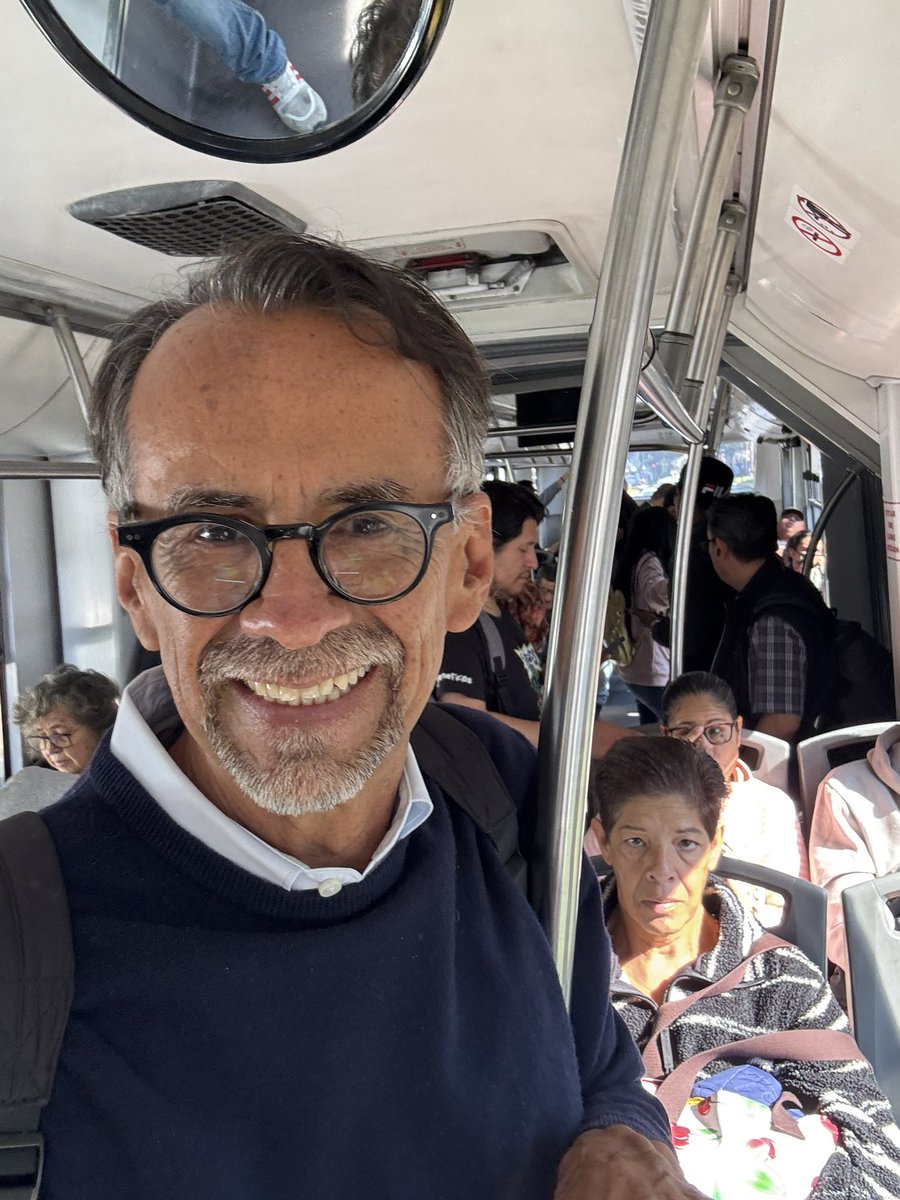 Javier_Hidalgo's tweet photo. Hoy me bajé del Metrobús y me dio gusto estrenar las nuevas banquetas con accesibilidad universal en Insurgentes, que son parte del proyecto que impulsa la Jefa de Gobierno @ClaraBrugadaM para garantizar el derecho a una ciudad incluyente 

Pero mi sorpresa fue que una camioneta Renault Kangoo (terminación 932-C) y una KIA Sportage (placas RCB-691-E) las usaban como estacionamiento. Cuando le exigí a uno de los conductores que se retiraran, me amenazó para que no lo grabara 

Las banquetas no son cajones de estacionamiento 
¡La accesibilidad se respeta!

@UCS_GCDMX @LaSEMOVI