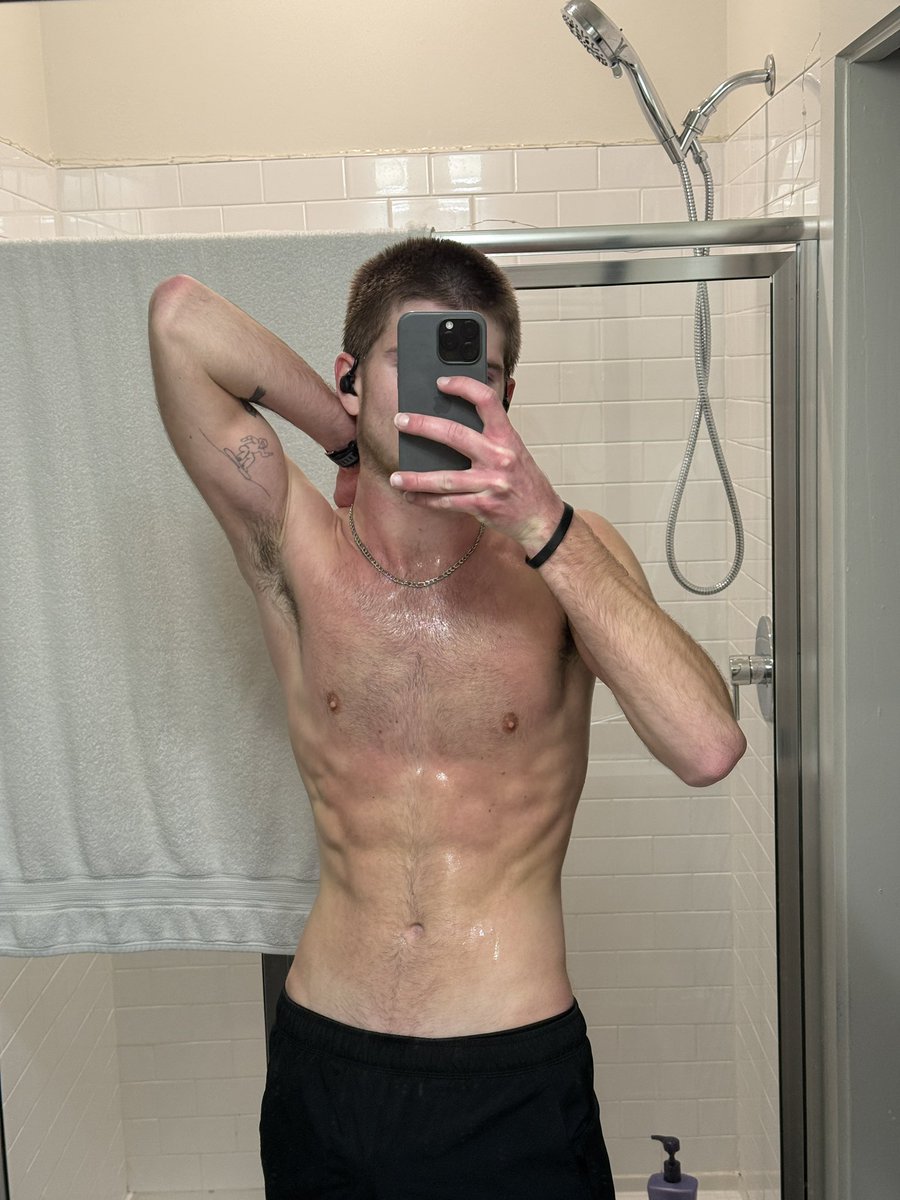 collegeflyguy's tweet photo. it’s pretty warm for february, it’s making me ready for summerrrrr ☀️ 🥵 https://t.co/09ipcKUbsm