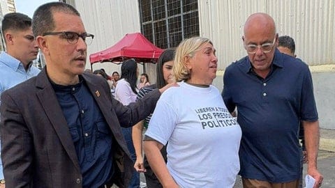maibortpetit's tweet photo. Jorge Rodríguez volvió a mentir  al ofrecer que este jueves se aprobaría una supuesta amnistía y la liberación de todos los presos políticos: otra farsa descarada. Prometen ante las cámaras y desaparecen cuando llega la hora de cumplir. Igual que el montaje vergonzoso de la falsa “familiar” de presos políticos, una actriz pagada para fabricar un show, y ahora con Jorge Arreaza sumándose a la misma estafa. Para liberar inocentes nunca hay voluntad, pero para aprobar leyes represivas y montar espectáculos propagandísticos sí son increíblemente eficientes. Puro engaño, pura manipulación.