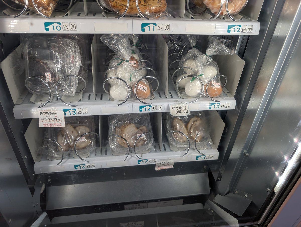 simor700's tweet image. 丸美屋自販機コーナー
麺類自販機3台
トースト自販機稼働中
汎用機にはゆで卵とチャーシューも有ります