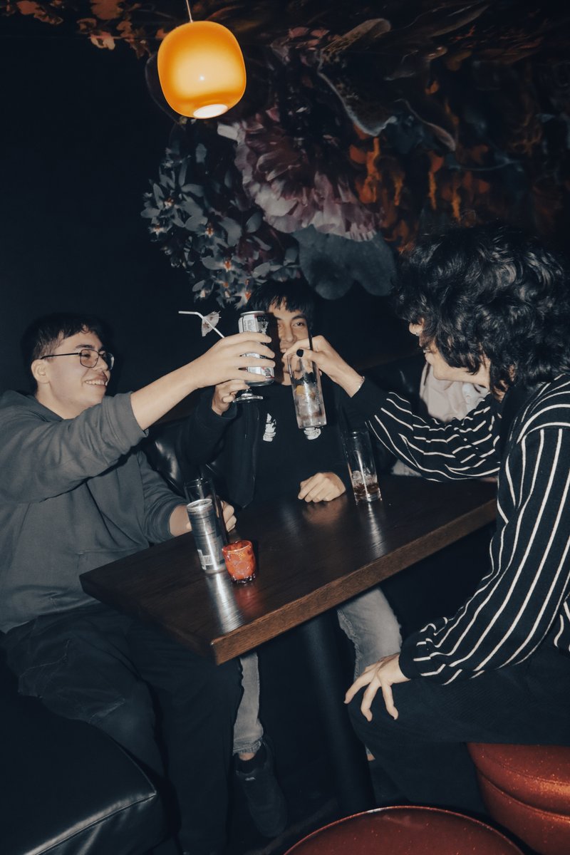 Cheers to a happy hour that goes until 7pm

📸: @anukaphotos