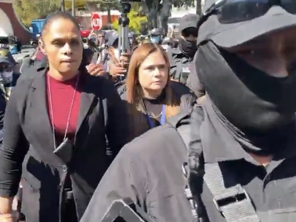 la_mosca_gt's tweet image. 🚨URGENTE🚨

Si el MP comprueba que se estaba dando un fraude en las elecciones del CANG, quiere decir que toda esa partida de huecos observadores de @UEGuatemala y @OEA_BelizeGuate estaban apoyando el fraude y cometiendo delitos de orden internacional.

🪰LM