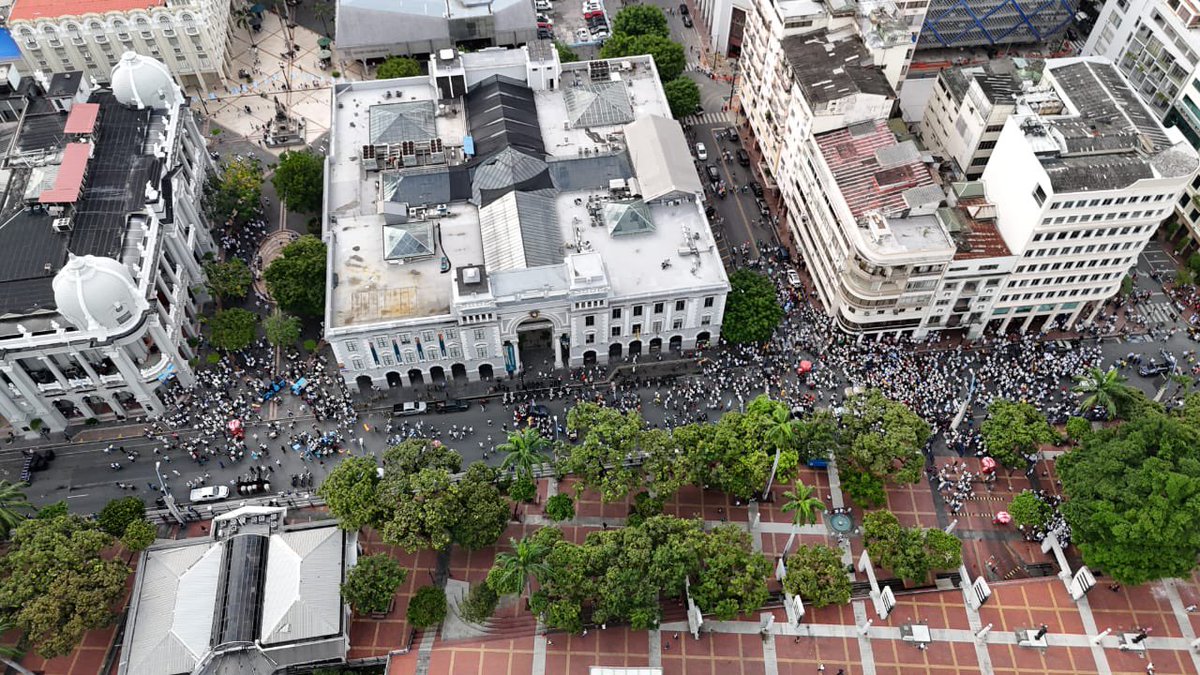¿Este es el gran apoyo hacia el Chimichurri?

La gente que está ahí son los empleados municipales y alguno que otro vago que no trabaja y quería ganarse sus 20 dolaritos 

CADA VEZ SON MENOS