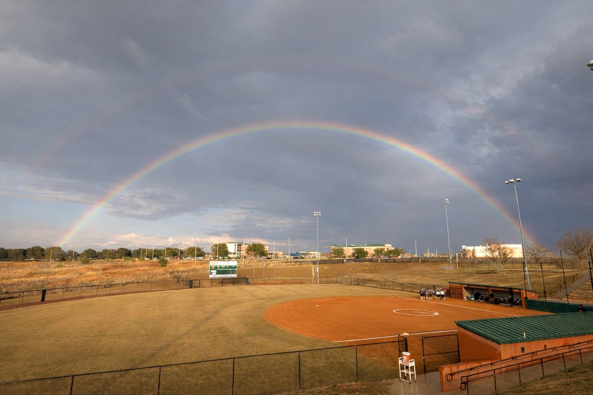 tropicalupdate's tweet photo. Clermont, Florida this evening. Incredible. Rains cleared in time to play some softball. https://t.co/zQeVn6k9B1
