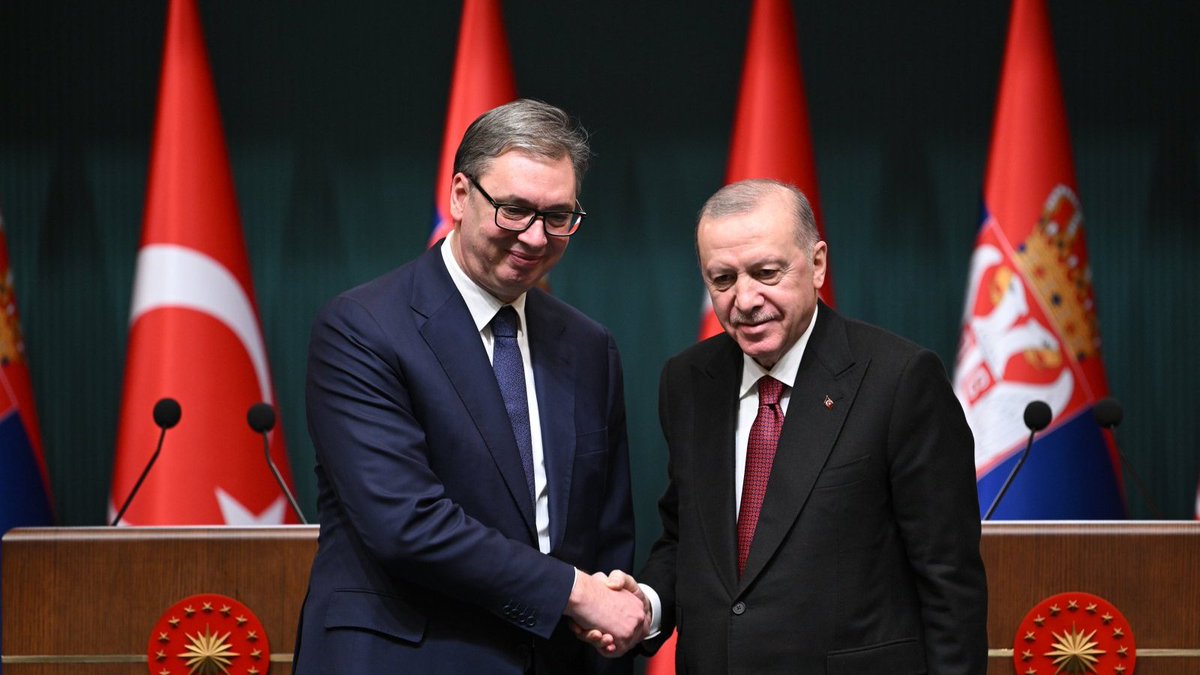 kos_data's tweet photo. 🇷🇸🇹🇷 Serbian President Vucic was received in Ankara by Turkish President Erdogan.

The two agreed to advance cooperation on foreign policy, trade, the defense industry, culture, tourism, education, energy, transportation, connectivity, advanced technologies, and environmental issues.

Vucic praised Erdogan, saying Serbia and Turkey are “two long-time friends.”