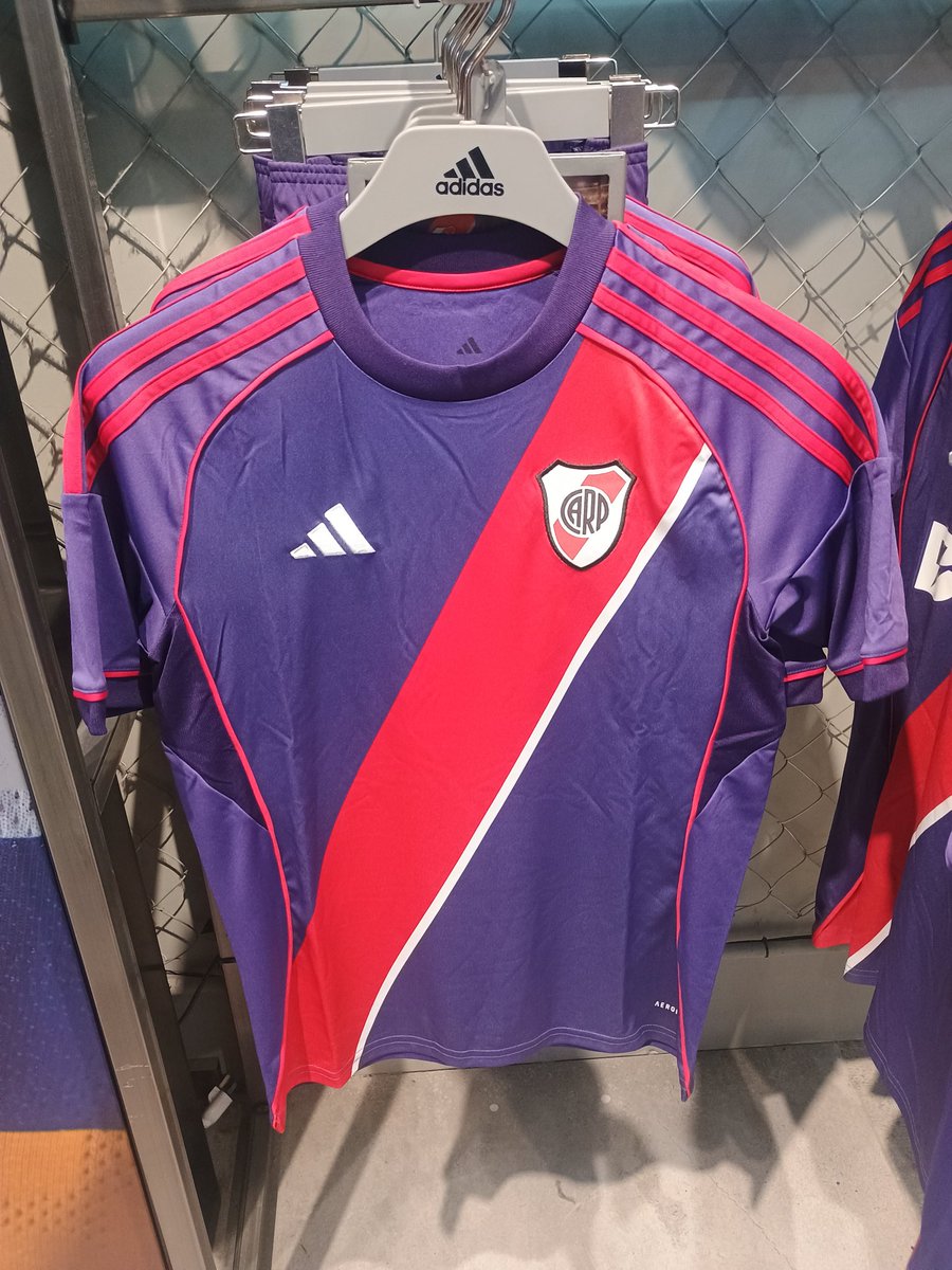 Creo que es la primera camiseta de River en la historia que, sin sponsor, es aún más fea.