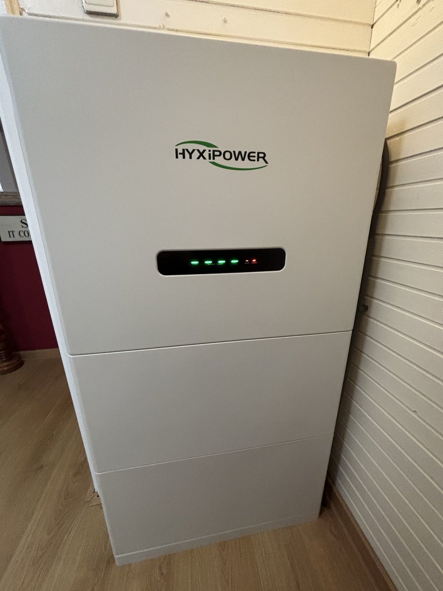 SunCharged_NL's tweet photo. 10 kWh thuisbatterij succesvol online ⚡️
Met back-up functies bij stroomuitval, dus ook energie als het net eruit ligt. Stap richting meer onafhankelijkheid en slim omgaan met zonne-energie.

#HYXi #salderen #zonnepanelen #duurzaam #thuisbatterij https://t.co/UsjqoNsvNA