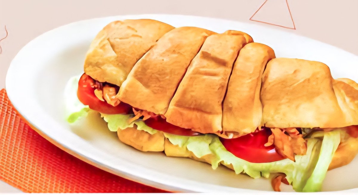 El croissant de pollo de la Pasteleria Lorena recomiendo no saltarselo, acompañado de un café o una bebida bien fría (horchata, maní o jugo de naranja).