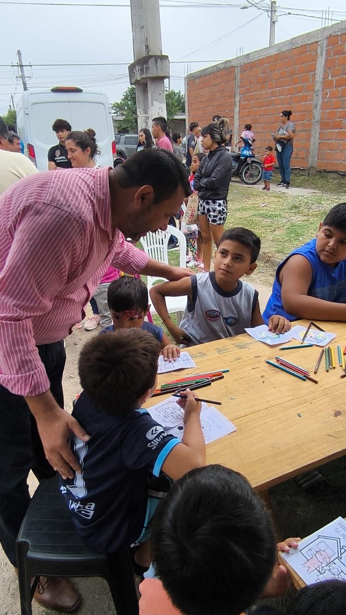 GastonEGGomez's tweet photo. Hoy visitamos el barrio 130 Viviendas y el Centro Comunitario Camino al Pueblo, acompañando a los vecinos en el cierre de una hermosa etapa de los Talleres de Verano. Espacios que durante todo el receso escolar brindaron contención, recreación, aprendizaje y apoyo nutricional https://t.co/HGZkq85fan