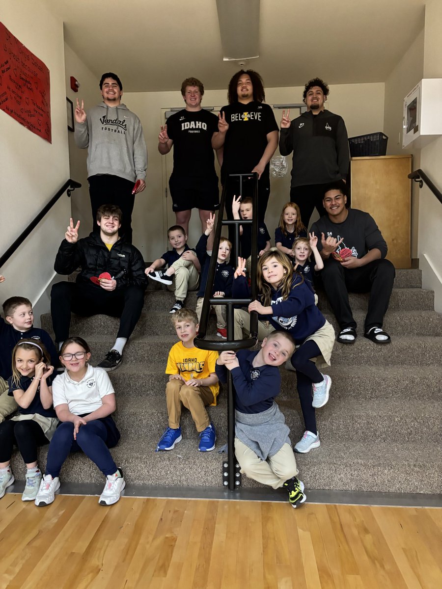COACHMALO_'s tweet photo. Some Vandals got a chance to spend time at St. Mary’s Parish School here in Moscow❕ Always good to spend time with some future VANDALS #VZUP ✌🏾⬆️ https://t.co/CkWRArJdh1