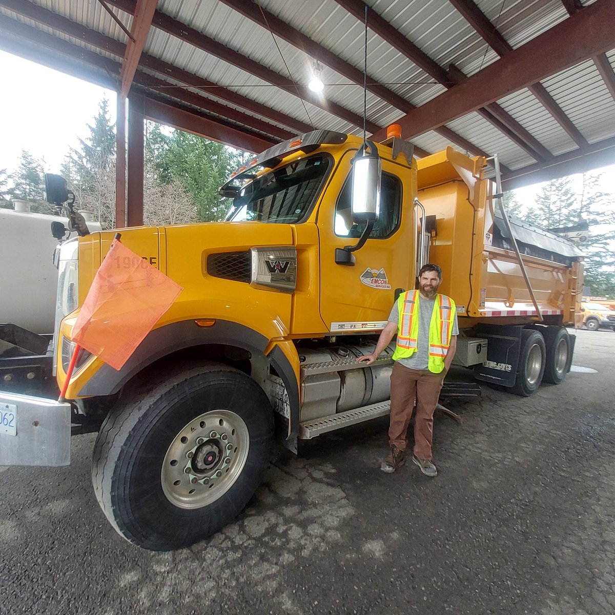 EmconSouthVI's tweet image. Emcon is pleased to announce our newest south #VanIsle Class 3 driver. James came to Road Crew this winter as a Class 5, progressed in #BCHwy maintenance &amp;amp; driver training. Well done in passing your road test today! 
#DriverTraining
#TeamEmcon