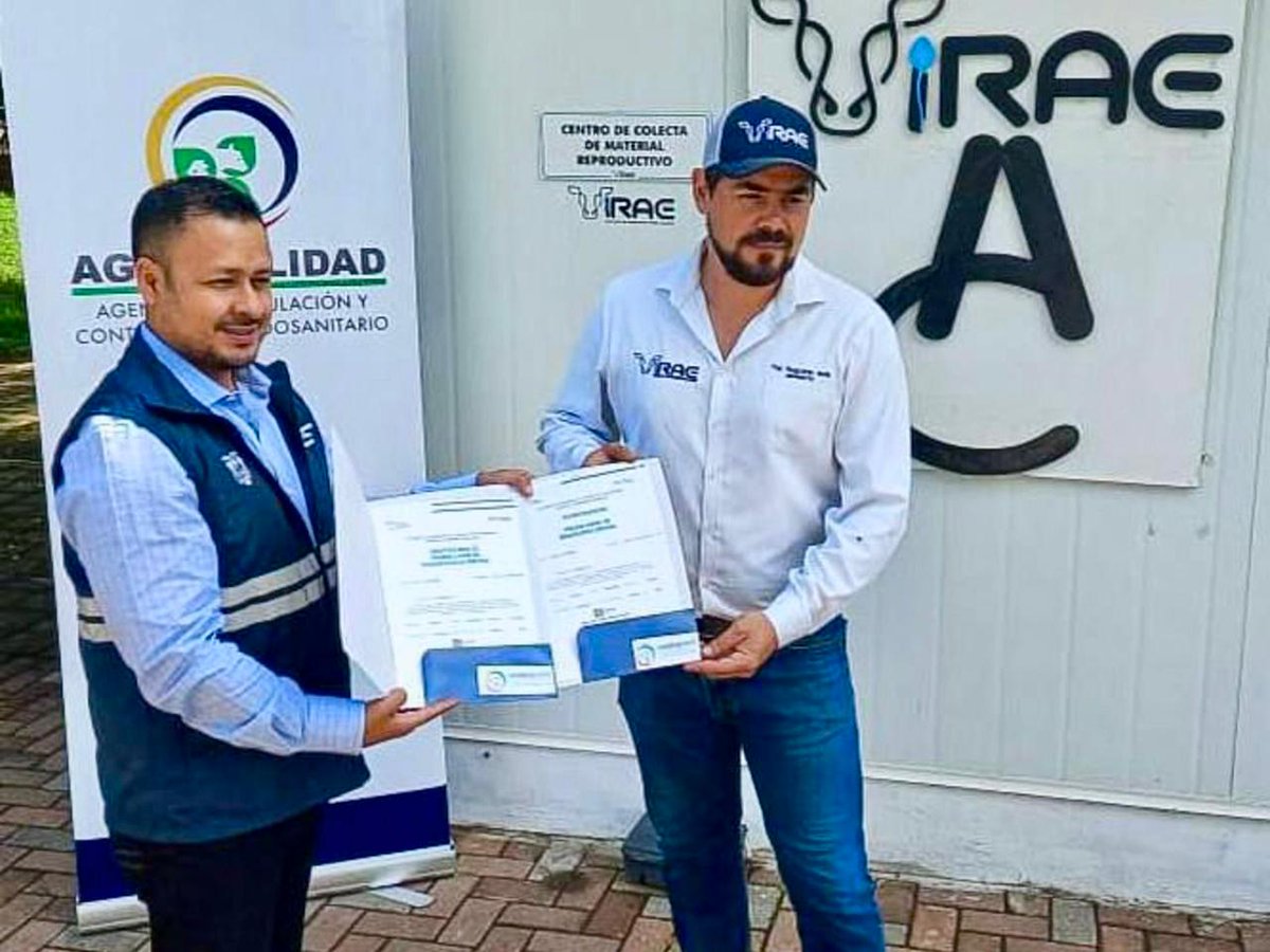 AgrocalidadEC's tweet photo. #Guayas | El Director Ejecutivo, Danny Morales, entregó certificaciones de Predio Libre de Brucelosis y Tuberculosis Bovina a la Hda. Aldeana, en la parroquia Chongón.

Nuestro compromiso no se detiene por fortalecer la salud animal y la producción segura.
#ElNuevoEcuador https://t.co/SuxgOgJn8j