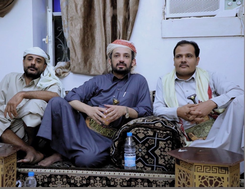 صوره تجمعني بالشيخ خالد غالب الاجدع المرادي و الاخ محمد عبداللاه الجوفي القيفي بعد خروجه من السجن 
بفضل الله أولًا و اخيرا ثم بجهود
#الشيخ_خالد_غالب_الأجدع
ومشايخ مراد كافة.
تم  الإفراج عن السجين
#محمد_عبدالإله_الجوفي_القيفي
المحكوم عليه بالإعدام في محافظة مأرب.
#اليمن
#مأرب