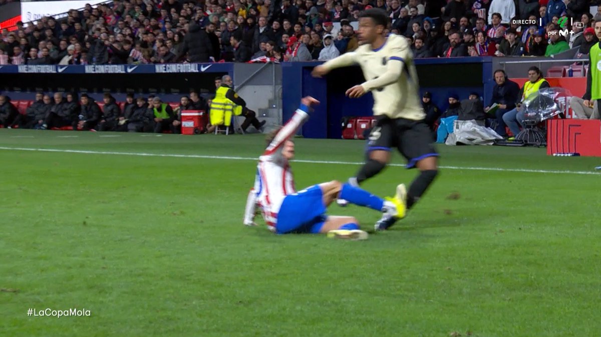 No darán ninguna explicación... ojo, ni con 4-0 tuvieron cojones de sacarla siendo probablemente la roja más clara del año, a esto me referia con la diferencia entre Barça y trampas... la de pathe ciss siendo clarisima, es menos roja que esto, y era el minito 80, 1-1 lo echan, 10