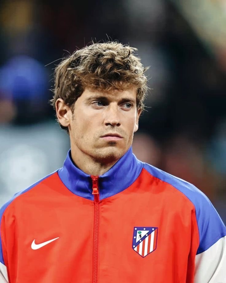 De pivote.
De lateral.
En el centro del campo.
De segunda punta.
De nueve.

Marca, corre, asiste, hace goles y no le pesa ningún partido, señor futbolista Marcos Llorente.