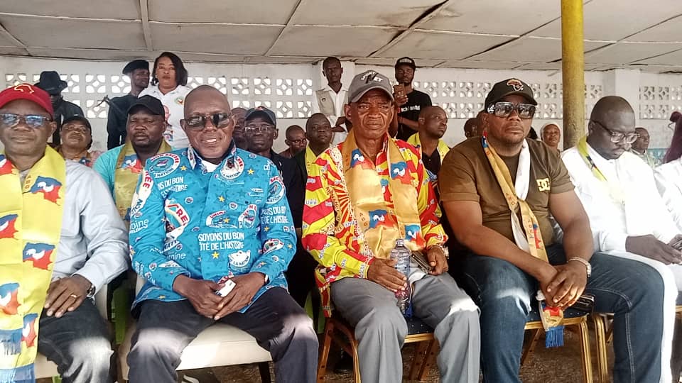 Kwango : Accueil délirant pour l'Hon Bialosuka à Kenge
C’est un véritable raz-de-marée humain qui a envahi les artères de Kenge dès les premières heures de la matinée. J. Bialosuka,  figure de proue, y a entamé une tournée placée sous le signe de l’unité et du soutien à Fatshi.