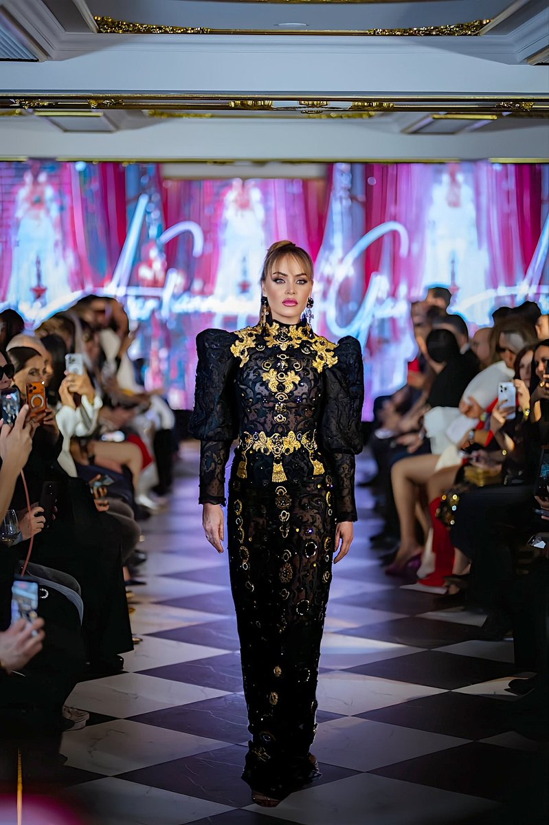 Ontem, Gaby Spanic brilhou em solo norte-americano ao participar de um desfile na New York Fashion Week, um dos palcos mais prestigiados e influentes da moda mundial. Com sua presença marcante, elegância atemporal e postura de estrela internacional, ela mostrou que seu nome