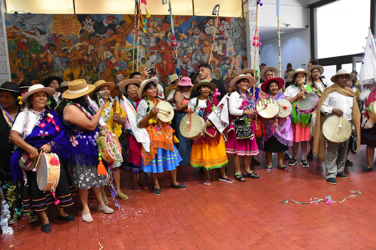 🌺🎭 La Legislatura celebró el Jueves de Comadres y dio inicio al Carnaval 2026 en Jujuy. 
Copleras de toda la provincia colmaron el hall de canto y tradición, en una jornada que reafirmó nuestra identidad cultural. Cultura viva. Identidad. Tradición.
#LegislaturaDeJujuy