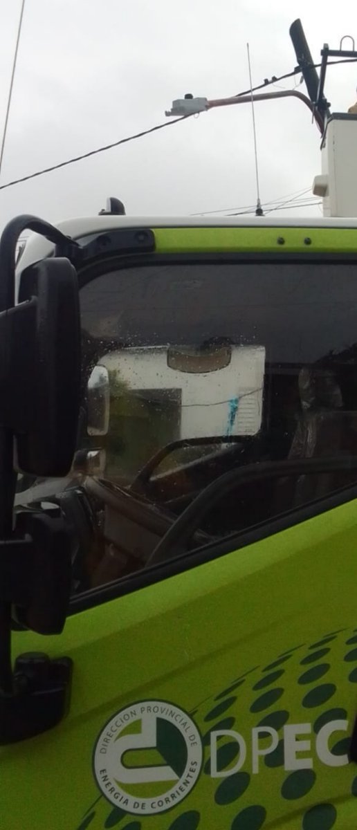 OficialDPEC's tweet photo. Personal de la DPEC de la Unidad Operativa (UO) #MonteCaseros, con la ayuda de otras UO de la zona, se encuentran trabajando para normalizar postes de Media y Baja Tensión afectados por la tormenta. Se trabaja intensamente para restablecer el servicio a la mayor brevedad posible https://t.co/hZINVp4omm